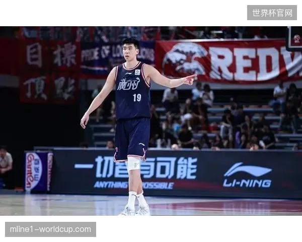 徐昕在季后赛对决中打出两双数据,面对广东内线展现出强大的护筐能力 徐昕在季后赛对决中打出两双数据,面对广东内线展现出强大的护筐能力